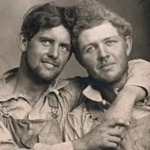 Esclusivo Loving. A photographic history of men in love 1850-1950