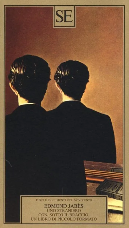 Uno straniero con, sotto il braccio, un libro di piccolo formato Spedito Oggi